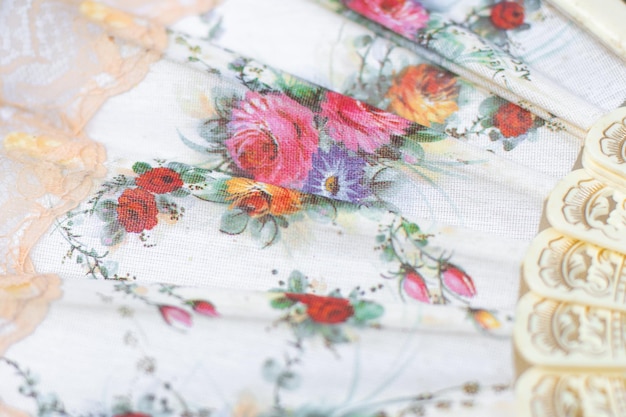 haftowane wzory na płótnie